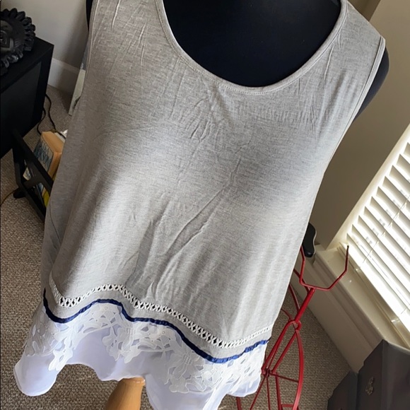 The wonderful top for lunch, just add jeans and out the door! - Picture 4 of 5